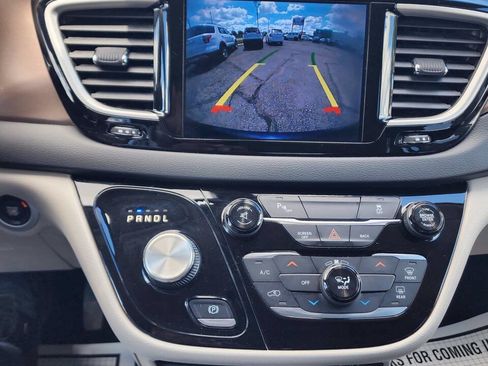 Used 2017 Chrysler Pacifica Touring FWD image 18