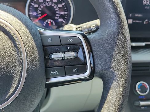 Used 2022 Kia Carnival LX image 21
