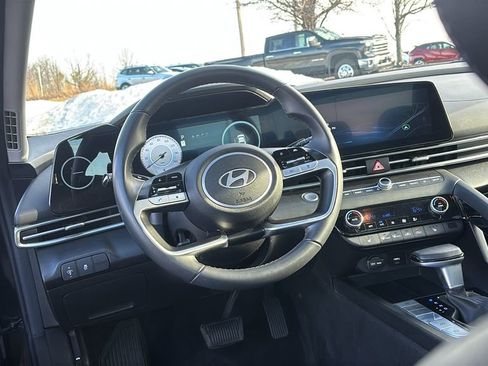 Used 2025 Hyundai Elantra Limited image 13