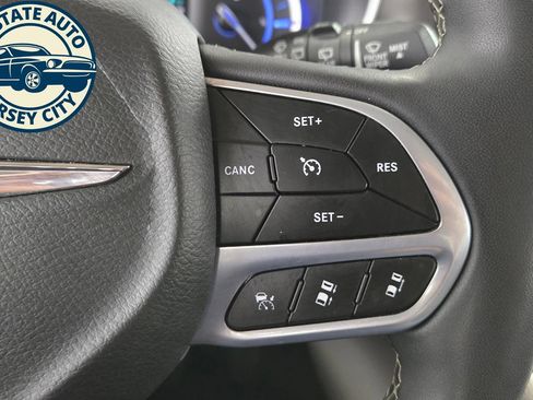Used 2024 Chrysler Pacifica Limited FWD image 19