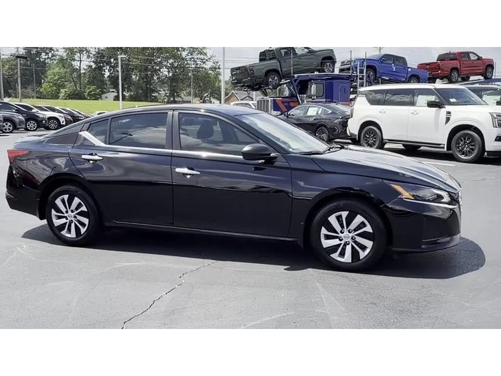 Used 2025 Nissan Altima 2.5 S FWD image 13