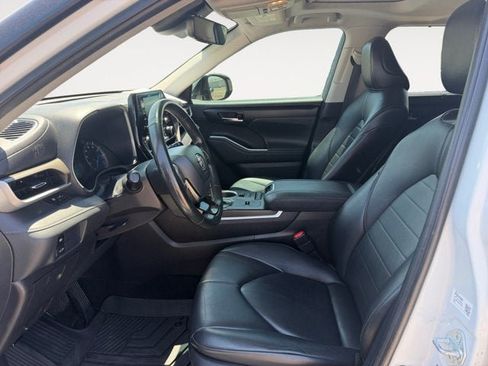 Used 2021 Toyota Highlander XLE AWD/4WD image 9
