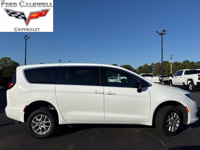 Used 2025 Chrysler Voyager LX FWD image 4