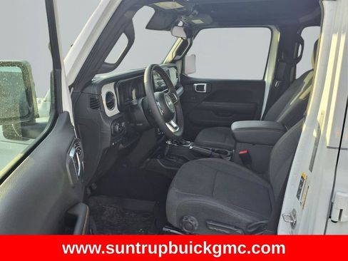 Used 2024 Jeep Wrangler Unlimited Sahara image 11