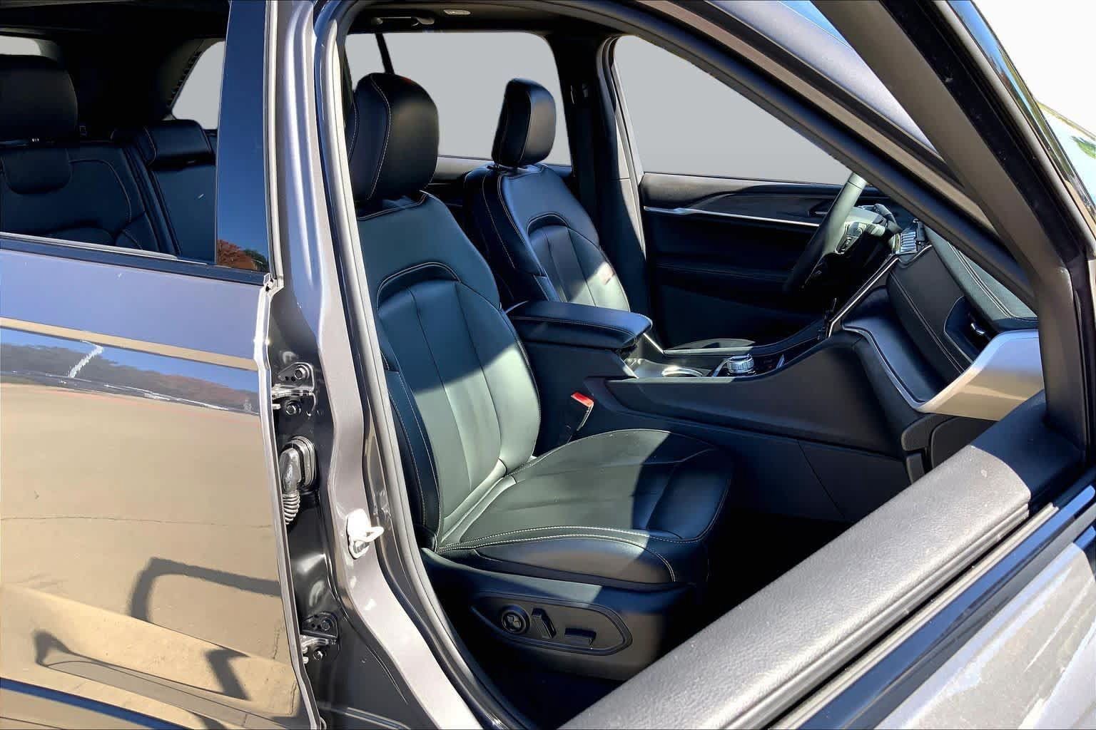 Used 2025 Jeep Grand Cherokee Limited w/ Black Appearance Package AWD/4WD image 9