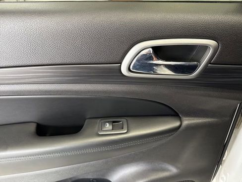 Used 2019 Jeep Grand Cherokee Altitude image 35