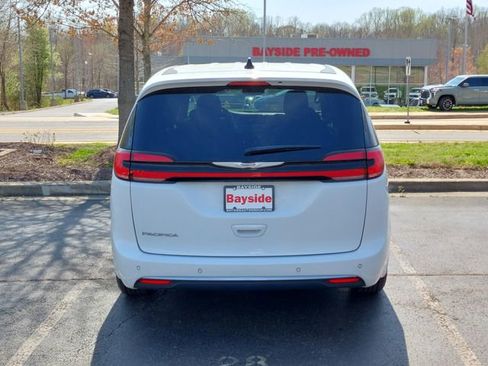 Used 2023 Chrysler Pacifica Touring image 21
