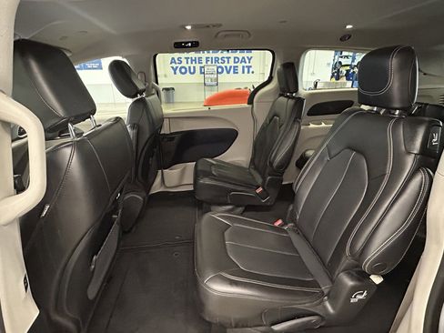 Used 2023 Chrysler Pacifica Touring-L image 13