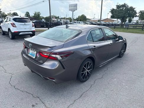 Used 2022 Toyota Camry SE FWD image 3