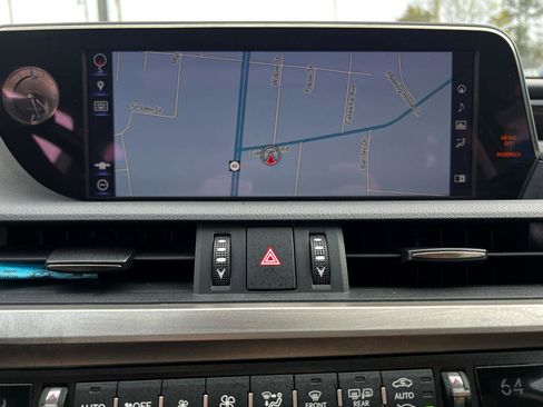 Used 2019 Lexus ES 300h w/ Luxury Package image 15