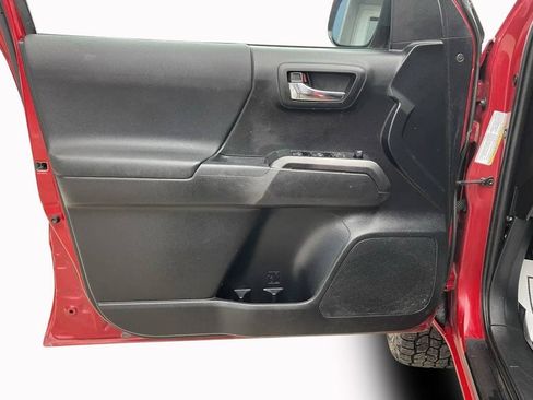 Used 2020 Toyota Tacoma TRD Off-Road AWD/4WD image 11