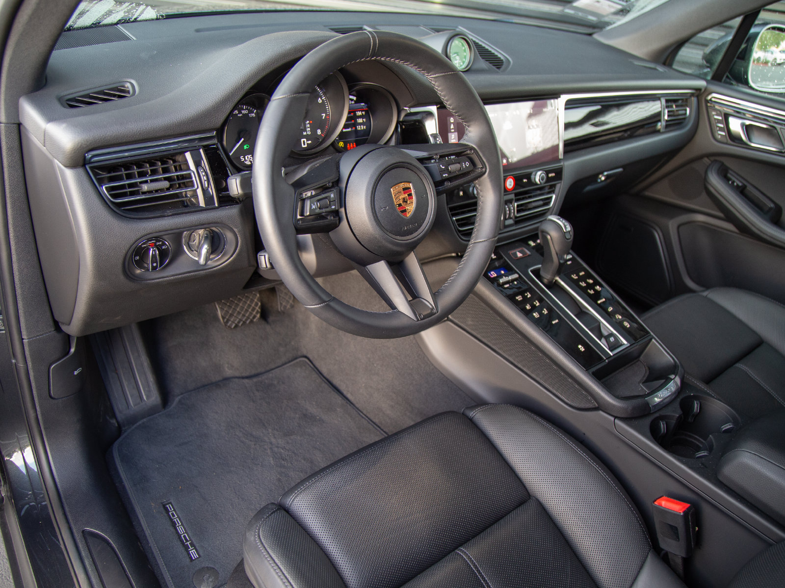 Certified 2026 Porsche Macan AWD/4WD image 4