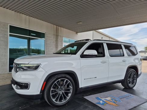 Used 2022 Jeep Wagoneer Series III w/ Premium Group I AWD/4WD image 2