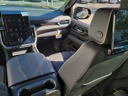 New 2026 GMC Yukon XL Elevation w/ Elevation Premium Package image 18