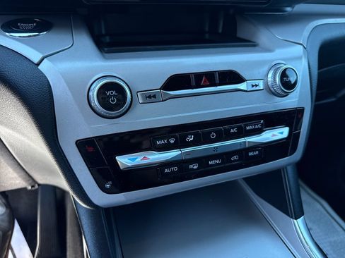 Used 2023 Ford Explorer XLT w/ Equipment Group 202A AWD/4WD image 26
