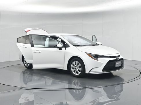 Used 2025 Toyota Corolla LE image 33