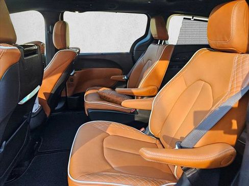 New 2026 Chrysler Pacifica Pinnacle image 12
