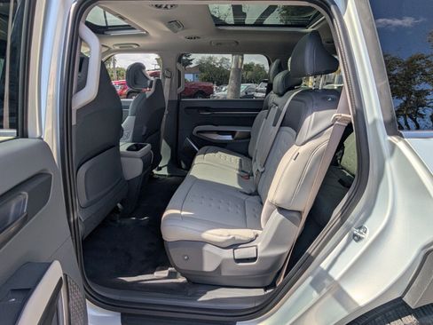 Used 2026 Kia EV9 Wind image 12