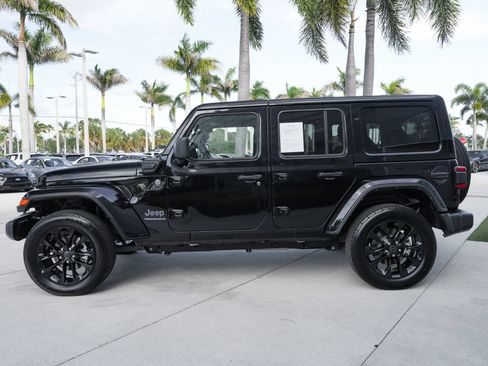 Used 2025 Jeep Wrangler Unlimited Sahara w/ Safety Group AWD/4WD image 22