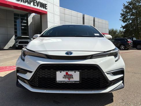 Used 2024 Toyota Corolla SE w/ SE Package FWD image 3