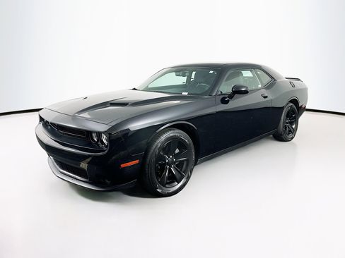 Used 2018 Dodge Challenger SXT image 3