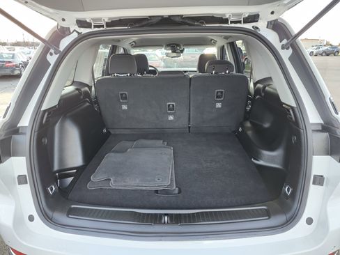 Used 2023 Jeep Grand Cherokee Laredo image 24