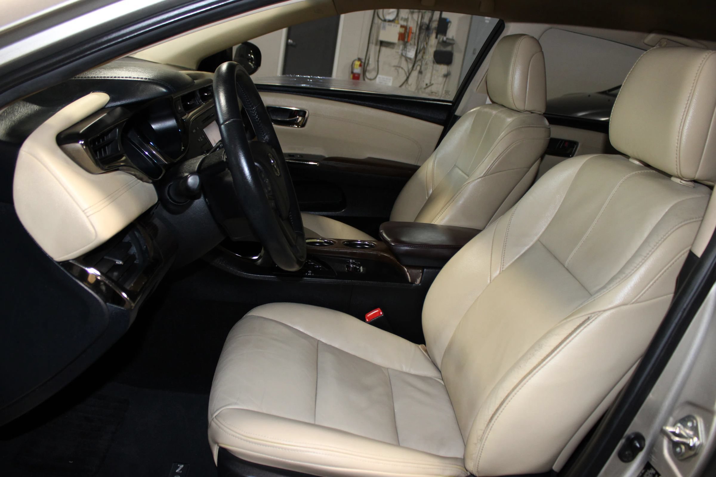 Used 2014 Toyota Avalon XLE FWD image 23