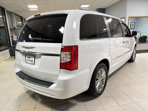 Used 2016 Chrysler Town & Country Touring-L image 14
