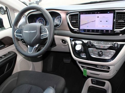 Used 2024 Chrysler Voyager LX FWD image 8