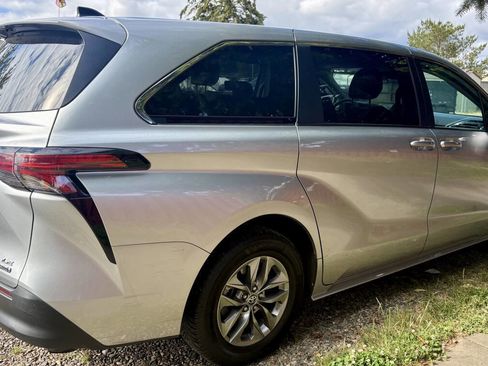 Used 2022 Toyota Sienna LE FWD image 3
