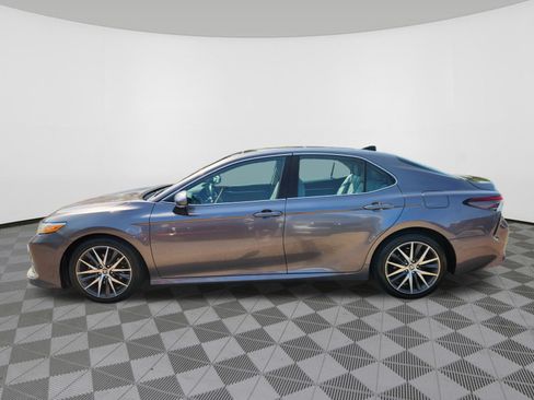 Used 2022 Toyota Camry XLE w/ Navigation Package FWD image 5