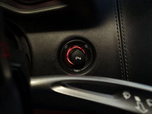 Used 2018 McLaren 570S Spider image 24