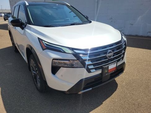 Used 2025 Nissan Rogue Platinum w/ Platinum Premium Package FWD image 4