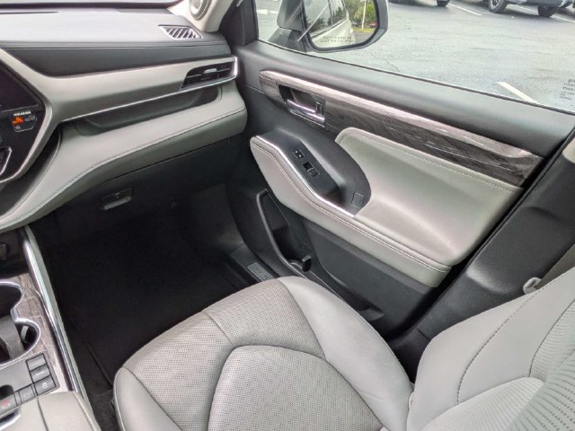 Used 2024 Toyota Highlander Limited FWD image 18