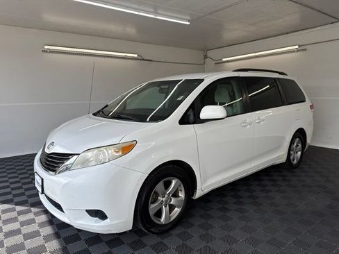 Used 2014 Toyota Sienna LE FWD image 12