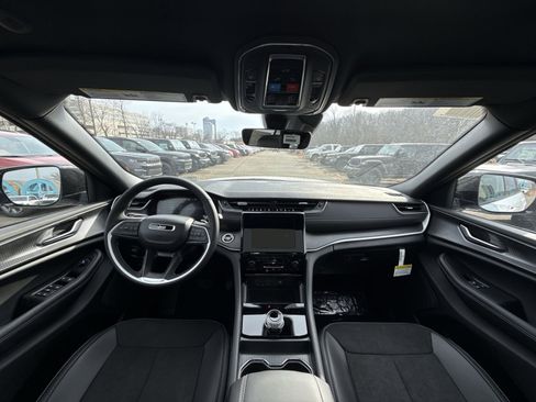 New 2025 Jeep Grand Cherokee Altitude image 19