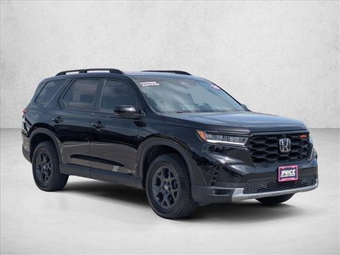 Used 2025 Honda Pilot TrailSport image 3