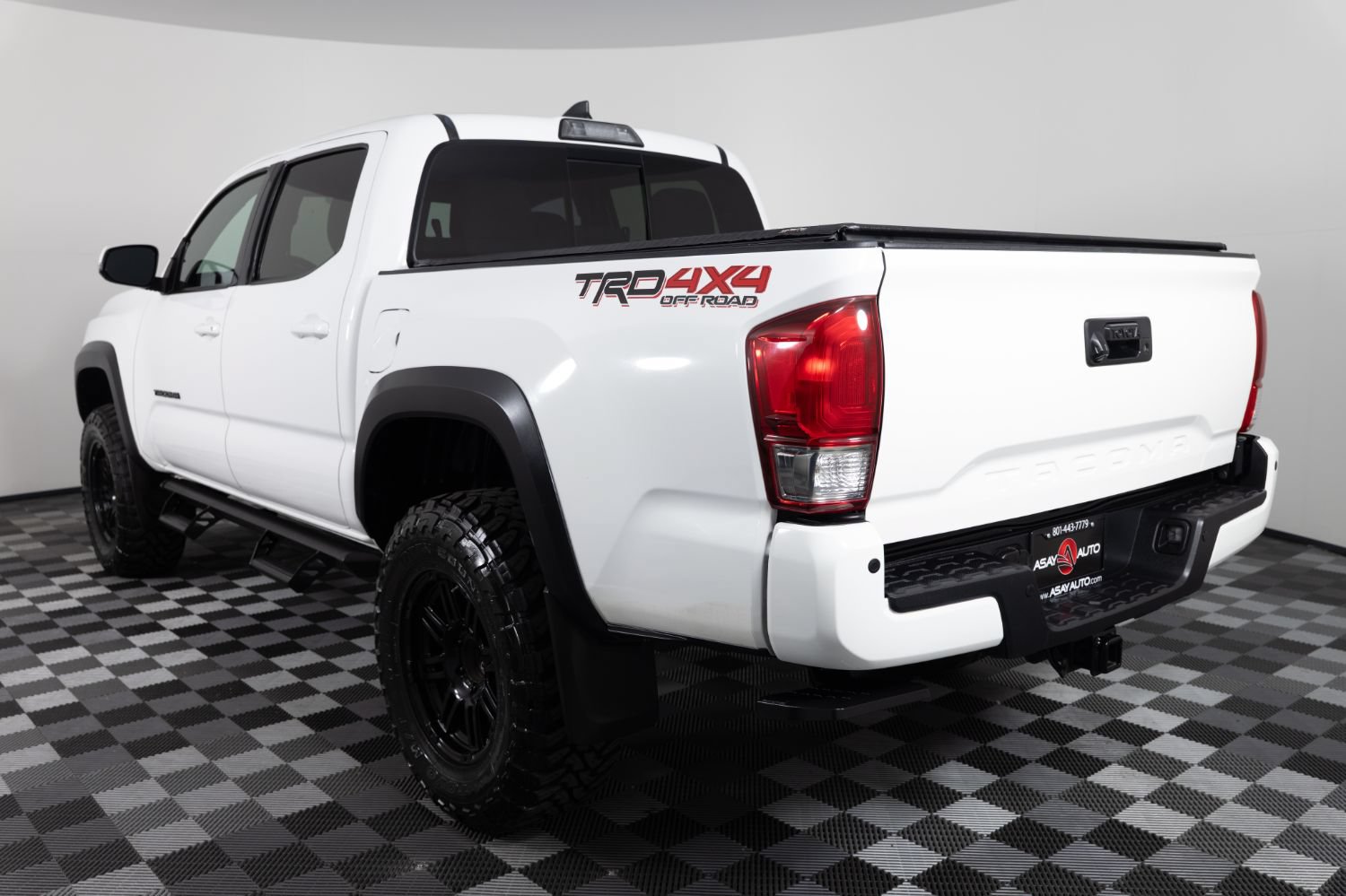 Used 2017 Toyota Tacoma TRD Off-Road w/ Premium & Technology Package AWD/4WD image 5