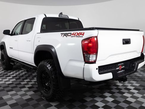 Used 2017 Toyota Tacoma TRD Off-Road w/ Premium & Technology Package AWD/4WD image 5