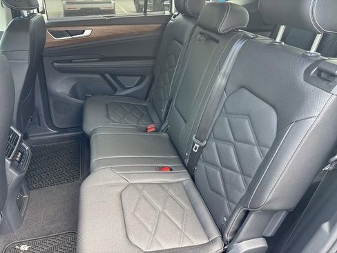 Used 2025 Volkswagen Atlas SE image 9