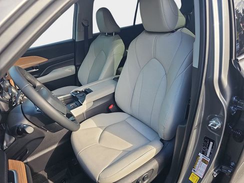 Used 2025 Toyota Grand Highlander AWD Hybrid image 19