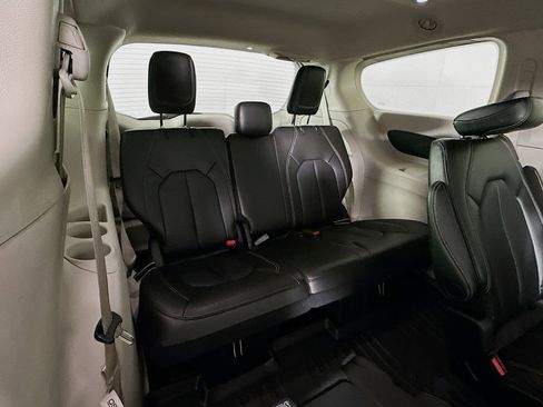 Used 2023 Chrysler Pacifica Touring-L image 34