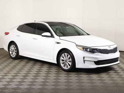 Used 2018 Kia Optima EX w/ Premium Package image 2