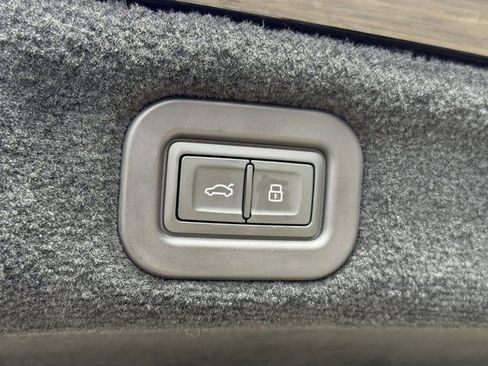 Used 2024 Bentley Flying Spur Azure image 38