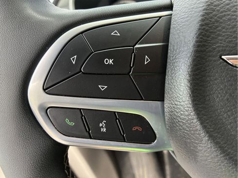 Used 2024 Chrysler Pacifica Touring-L FWD image 21
