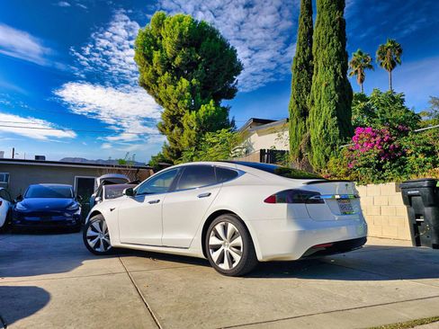 Used 2021 Tesla Model S Long Range Plus image 3