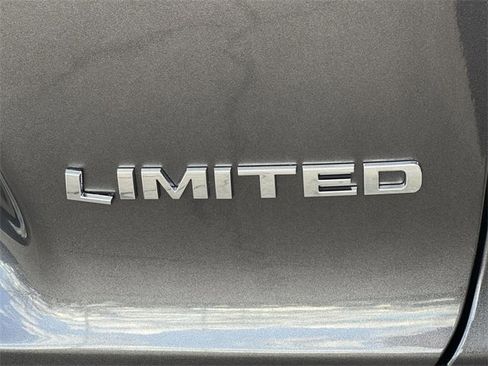 Used 2019 Jeep Cherokee Limited image 11