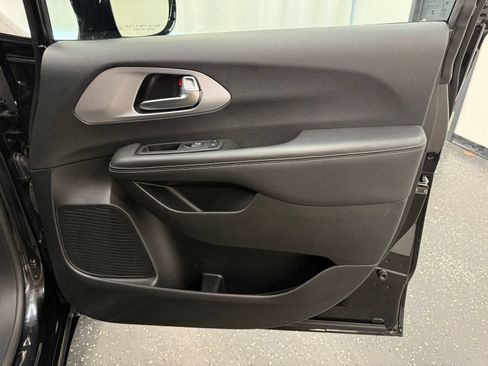 Used 2025 Chrysler Pacifica Limited FWD image 7