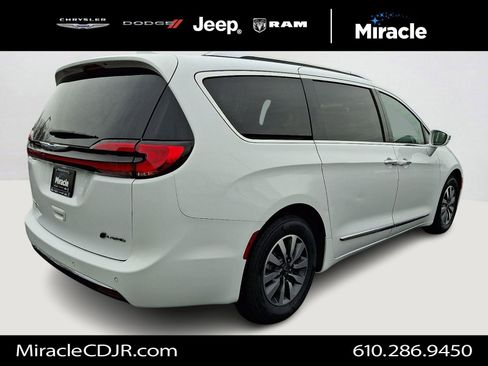 Certified 2021 Chrysler Pacifica Limited image 6