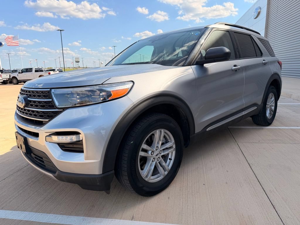 Used 2022 Ford Explorer XLT w/ Equipment Group 202A AWD/4WD image 2